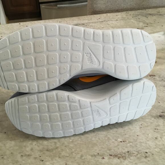 New Nike Roshe One Men's size 6 Women's 7.5 - Picture 5 of 8